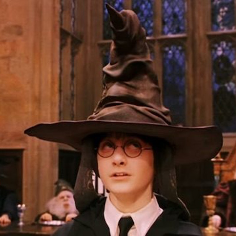 Маска распределяющая шляпа из Гарри Поттера в инстаграме